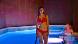 Una piscina cubierta