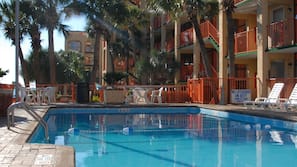 2 piscinas internas, 9 piscinas externas, guarda-sóis, espreguiçadeiras