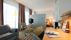 Hypoallergeen beddengoed, een minibar, een kluis op de kamer, een bureau