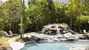 2 outdoor pools, pool loungers