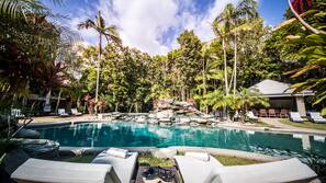 2 outdoor pools, pool loungers