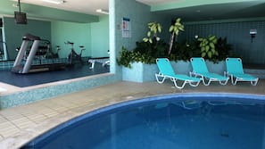 Piscine couverte, piscine extérieure, parasols de plage, chaises longues