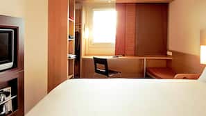 Traagschuim, een kluis op de kamer, individueel gemeubileerd, een bureau