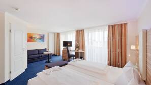 Minibar, Zimmersafe, Schreibtisch, Bügeleisen/Bügelbrett