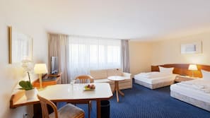 Minibar, Zimmersafe, Schreibtisch, Bügeleisen/Bügelbrett