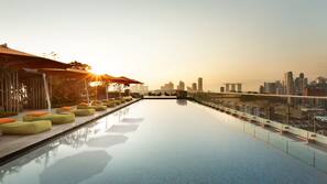Una piscina al aire libre, cabañas de piscina gratuitas, sombrillas