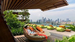 Una piscina al aire libre, cabañas de piscina gratuitas, sombrillas