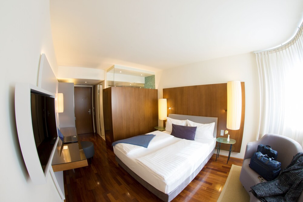 https://images.trvl-media.com/hotels/1000000/910000/906200/906114/7f31ebe2_z.jpg