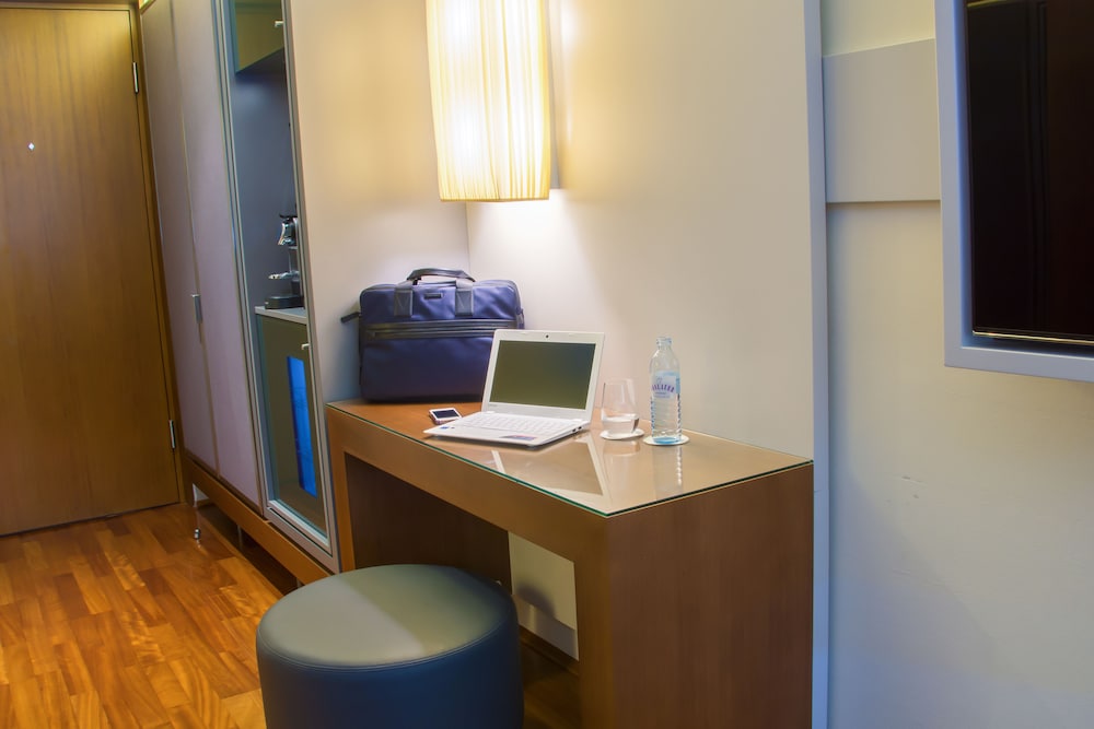 https://images.trvl-media.com/hotels/1000000/910000/906200/906114/bf0ea6d8_z.jpg