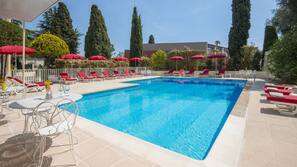 Piscine extérieure, parasols de plage, chaises longues