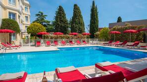 Piscine extérieure, parasols de plage, chaises longues