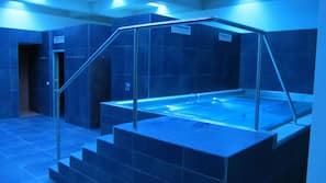 Bañera de hidromasaje en el interior