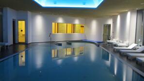 Una piscina cubierta