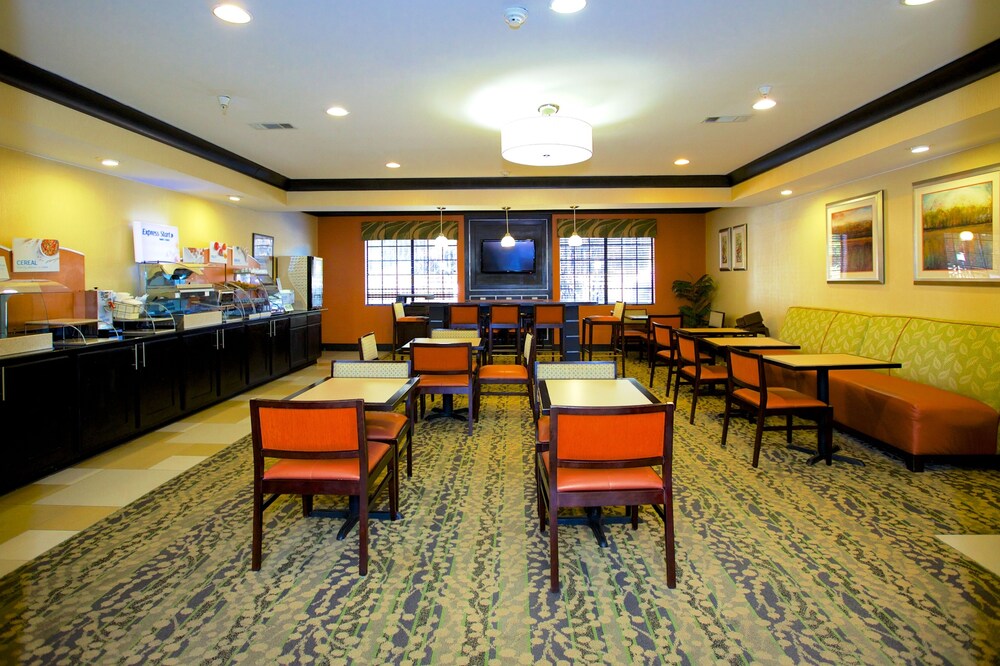 Breakfast area, Holiday Inn Express Acworth - Kennesaw Northwest, an IHG Hotel