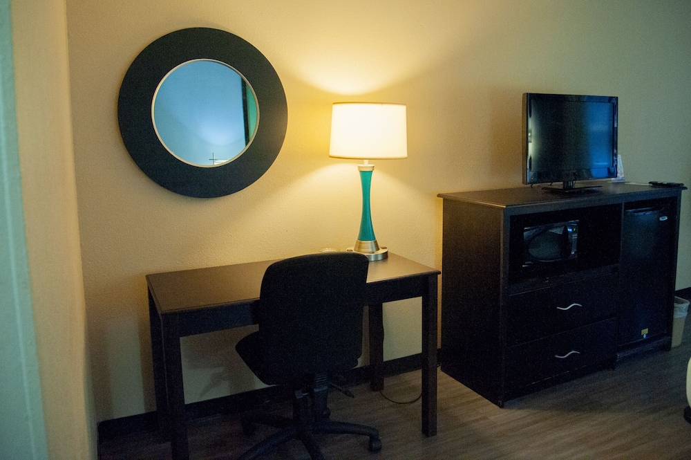 In-room business center, Super 8 by Wyndham Crestview