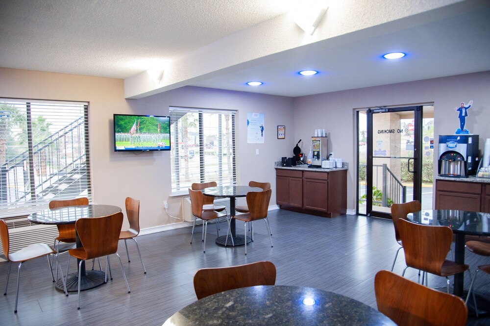 Breakfast area, Super 8 by Wyndham Crestview