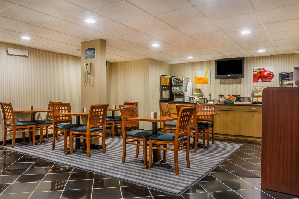 Breakfast area, Quality Inn Hyde Park Poughkeepsie North