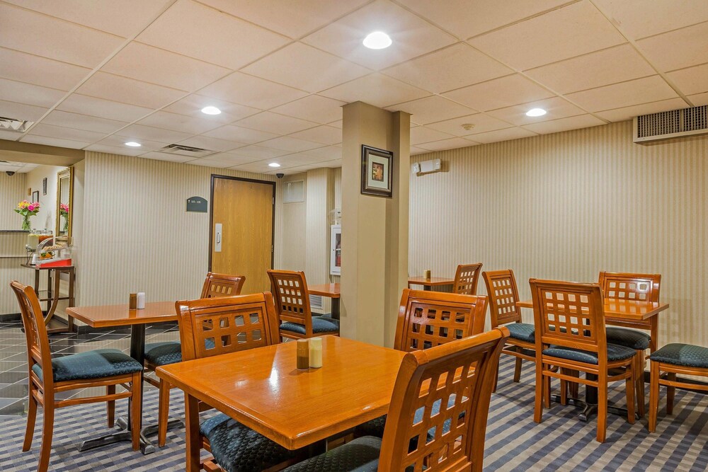 Breakfast area, Quality Inn Hyde Park Poughkeepsie North