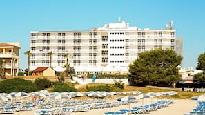 Sulla spiaggia, sabbia bianca