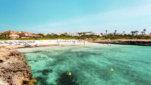 Sulla spiaggia, sabbia bianca