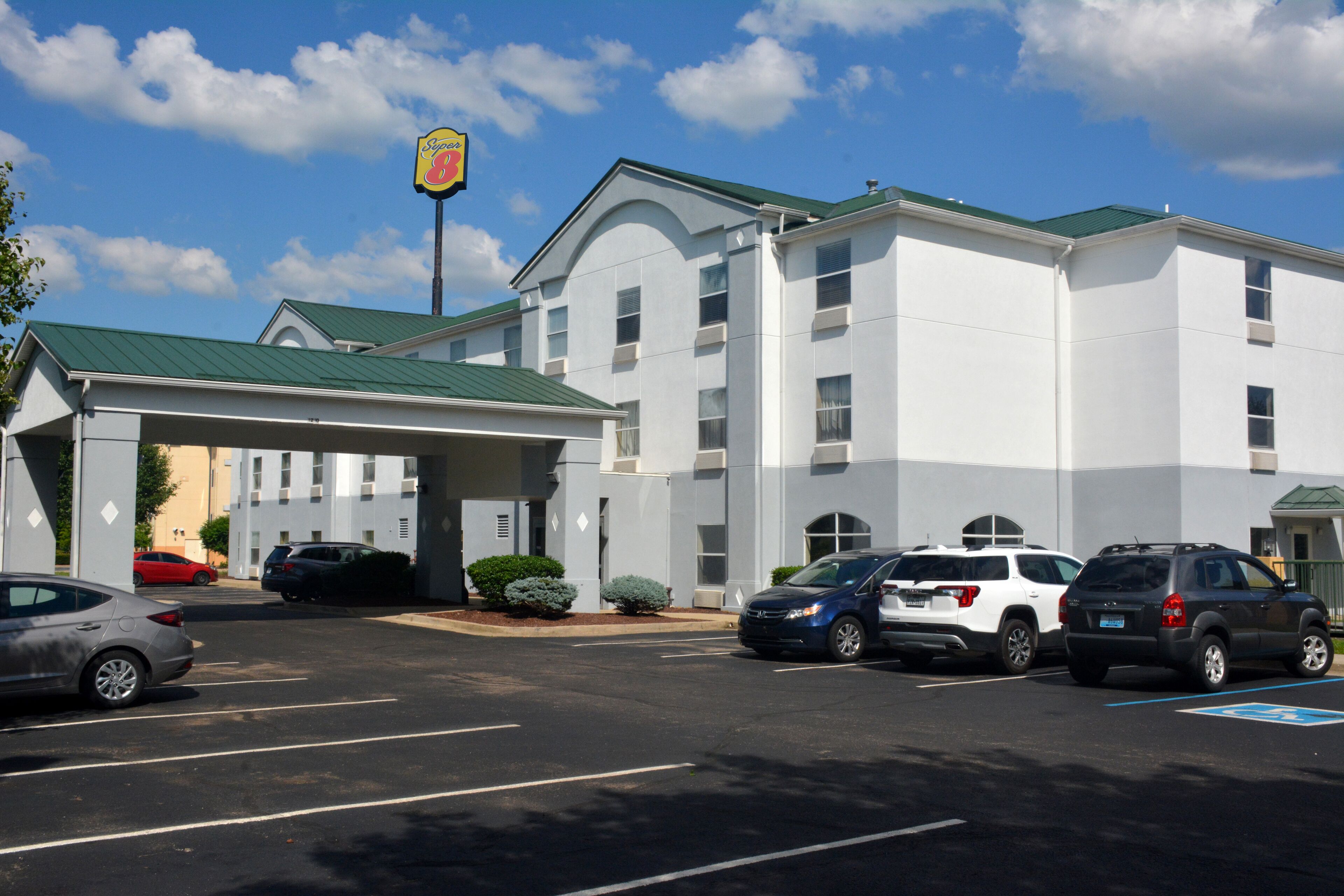 Super 8 by Wyndham La Grange KY in La Grange, United States