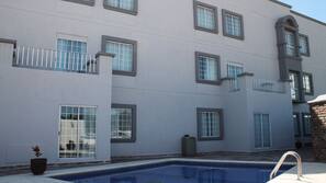 Una piscina al aire libre