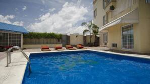 Una piscina al aire libre