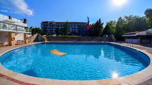 Piscine extérieure, parasols de plage, chaises longues