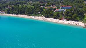 Plage privée, cabines (en supplément), chaises longues, parasols