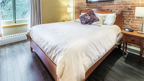 Luxe beddengoed, verduisterende gordijnen, een strijkplank/strijkijzer