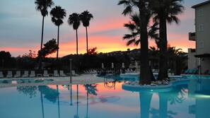 Una piscina al aire libre, tumbonas