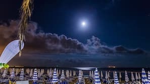 Spiaggia privata, sabbia scura, lettini da mare, ombrelloni