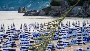 Spiaggia privata, sabbia scura, lettini da mare, ombrelloni