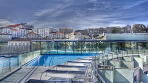 Una piscina al aire libre de temporada