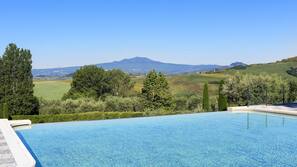 5 piscine coperte, 2 piscine all'aperto, lettini