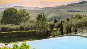 5 piscine coperte, 2 piscine all'aperto, lettini