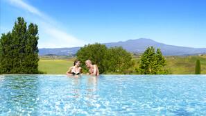 5 piscine coperte, 2 piscine all'aperto, lettini