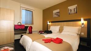 Premium bedding, desk, iron/ironing board, free WiFi
