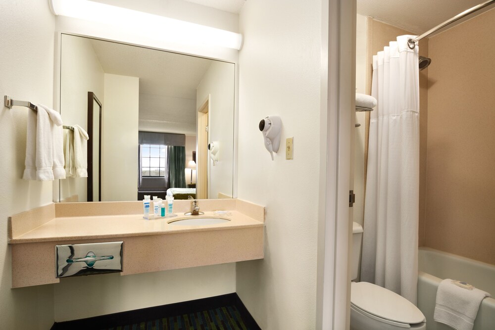 Wyndham Garden Wichita Downtown In Wichita Hotel Rates Reviews