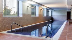Una piscina cubierta
