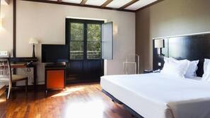 Minibar, escritorio, sistema de insonorización