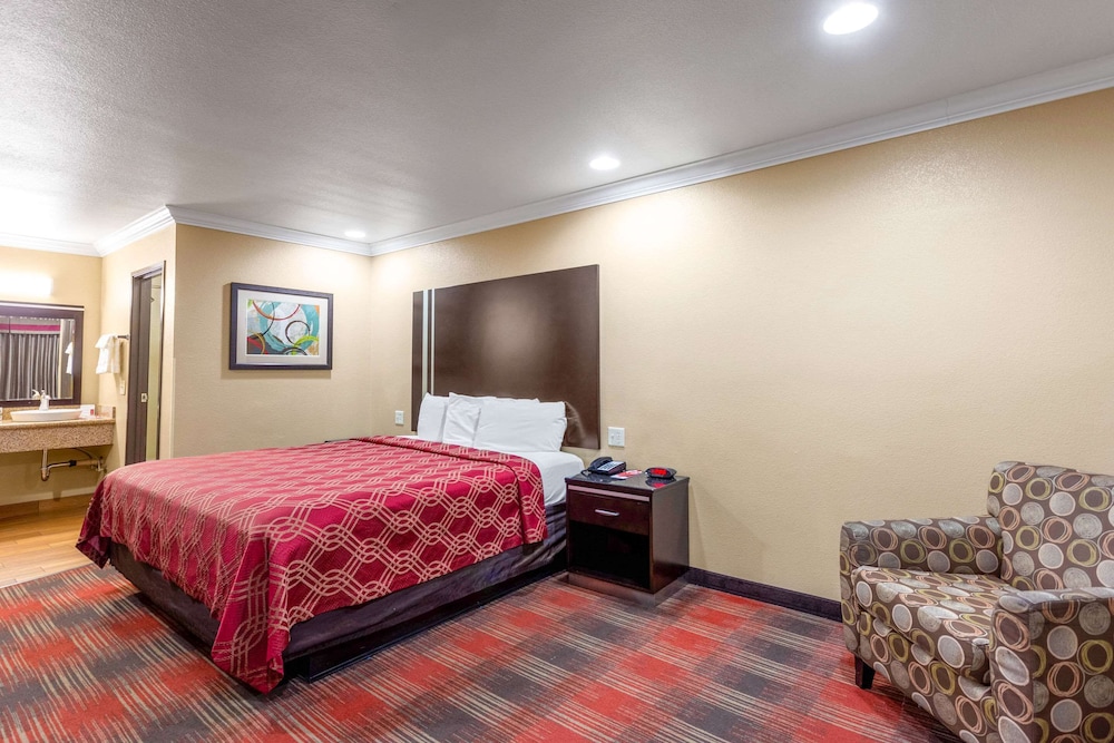 Econo Lodge Inn & Suites Escondido Downtown