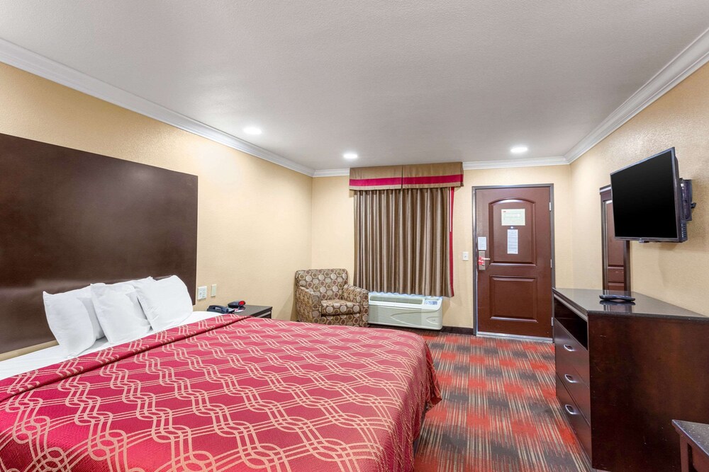 Econo Lodge Inn & Suites Escondido Downtown