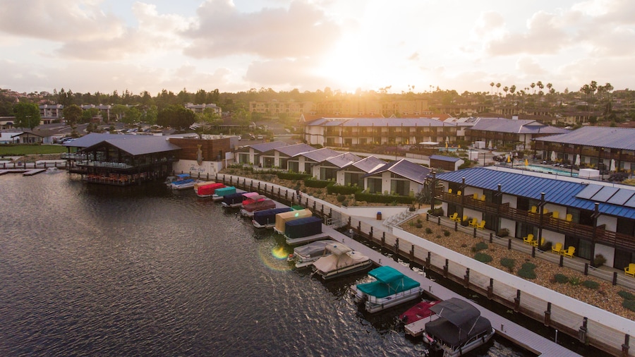 Lakehouse Hotel and Resort