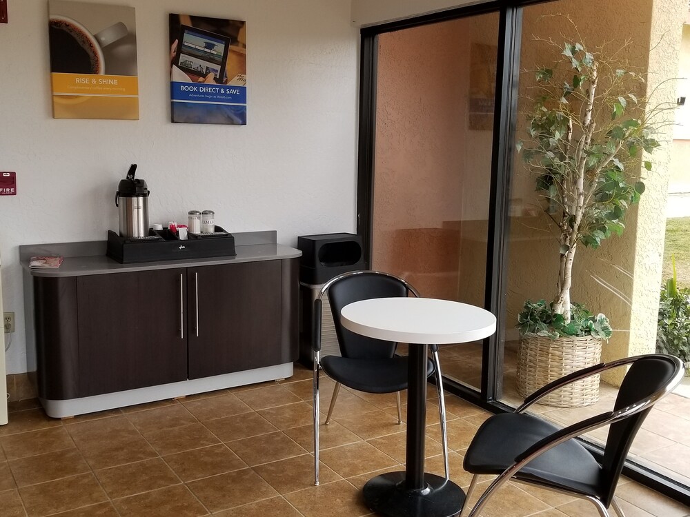 Lobby sitting area, Motel 6 Santa Nella, CA - Los Banos