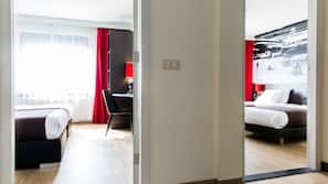 Cofres nos quartos, escrivaninha, ferros/tábuas de passar roupa