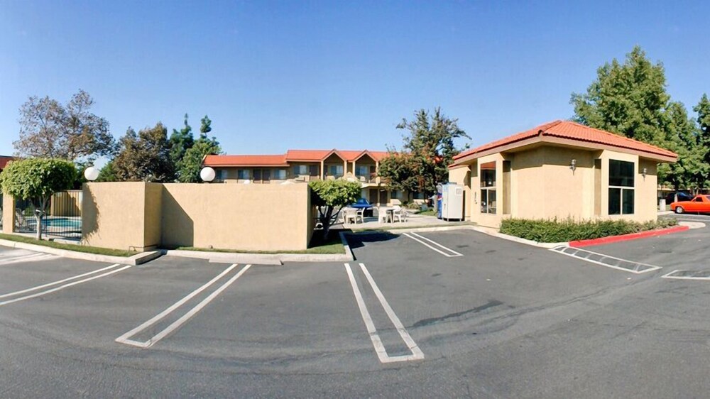 Parking, SureStay Plus Hotel by Best Western Upland