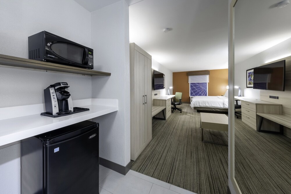 Holiday Inn Express Hotel & Suites Petersburg-Dinwiddie, an IHG Hotel