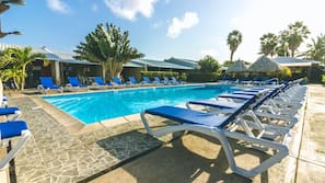 2 outdoor pools