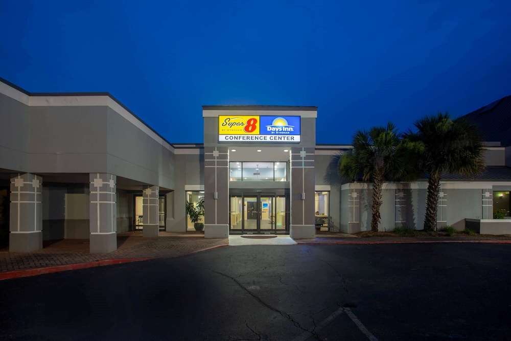 Super 8 by Wyndham Mobile I-65